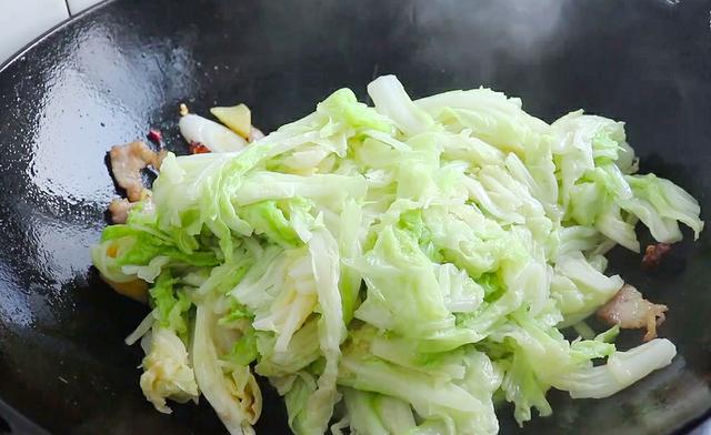 白菜炖豆腐，先炒白菜还是先炒豆腐？大厨教你正确做法，涨知识了