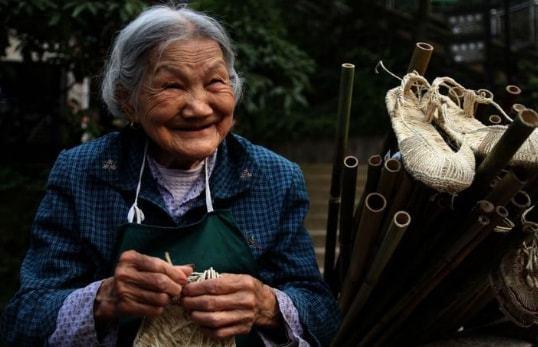 婆婆临死时，给坏儿媳一金项链，竟给孝顺儿媳一条狗