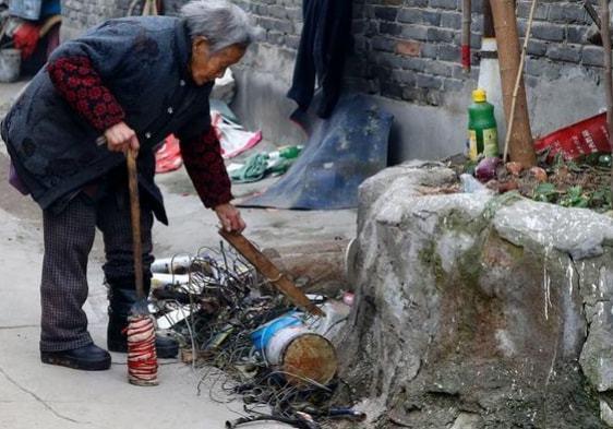 老人拾荒20年，去世后，竟给穷女儿留下巨额财富