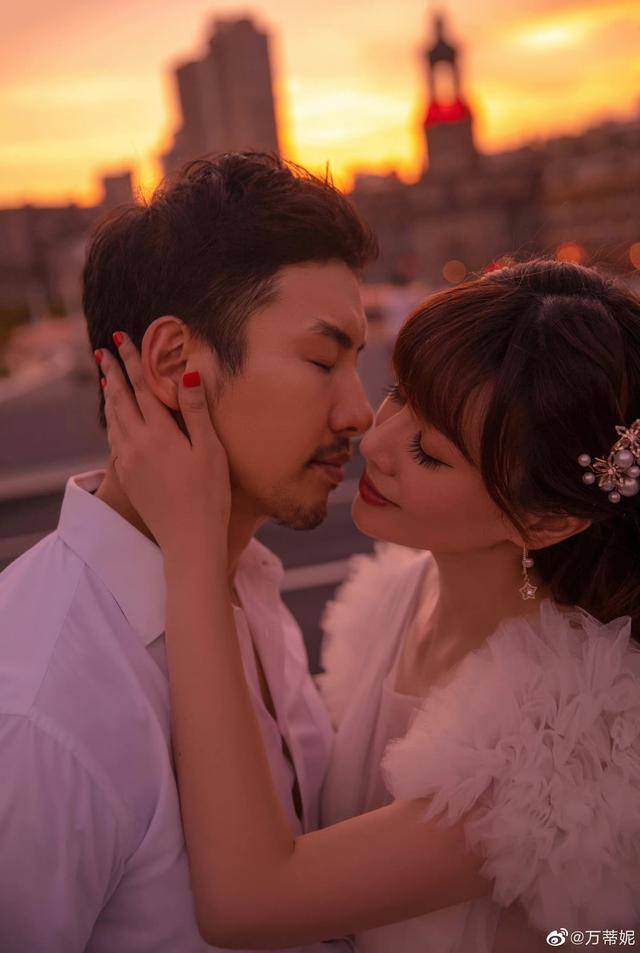 万蒂妮晒婚纱照庆祝结婚周年，与老公认识32年，恋爱10年