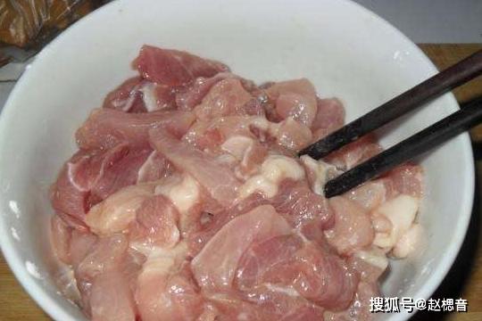 大厨教你炒猪肉时要领，掌握了，猪肉味香不油腻还好吃