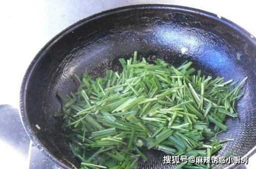 一把韭菜一把它，炒出“发电机”，男人腰腿不酸了，全身有劲儿了