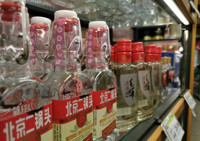 胖东来2款廉价酒，包装普通被嫌弃，却是“不加1滴酒精”的纯酿