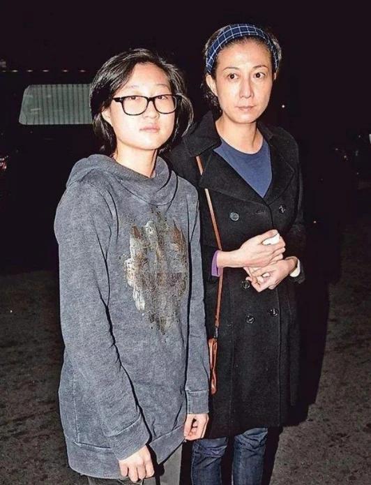 成龙认不认小龙女？吴绮莉正面回应，用“其他人”形容前任已释怀