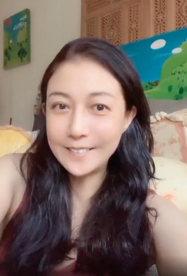 成龙认不认小龙女？吴绮莉正面回应，用“其他人”形容前任已释怀