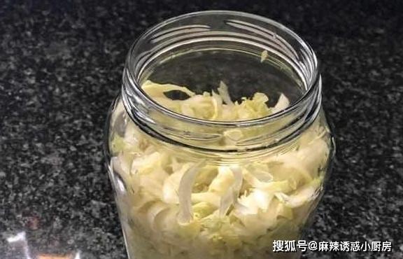 用罐头瓶腌东北酸菜，做法简单，实在太好吃了，想想就会流口水