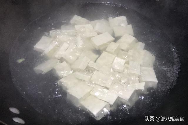 做麻婆豆腐时，记住一个窍门，出锅后豆腐香嫩不碎，麻辣鲜香好吃