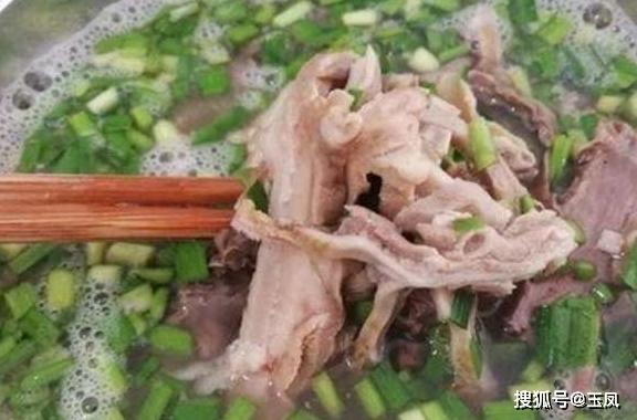 驴肉汤馆每天吃掉700斤驴肉，一锅老汤煮了20年，顾客天天排长龙