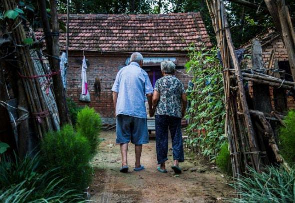 妻子，你既不上班又喜欢下馆子，俺这点工资真养不活你了