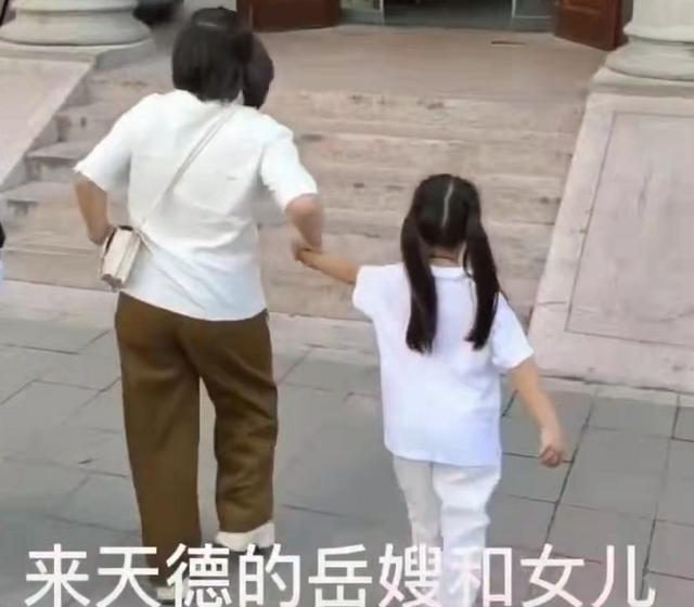 岳云鹏老婆带女儿去德云社，化淡妆戴四叶草耳环，获周围粉丝拍照