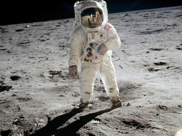 嫦娥五号送上月球的五星红旗，让美登月再遭质疑，美国旗在飘扬？