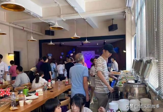 日本人跑中国吃自助餐，海鲜一口不吃，专吃“便宜货”啊