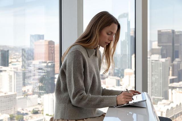 平面设计师的心选好物，微软Surface Pro 7轻薄又流畅