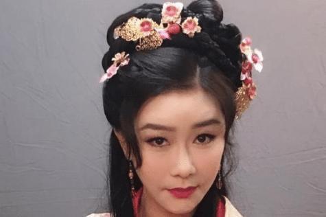 她是一个优秀的女演员，却一直没有结婚，如今50岁与养子相依为命