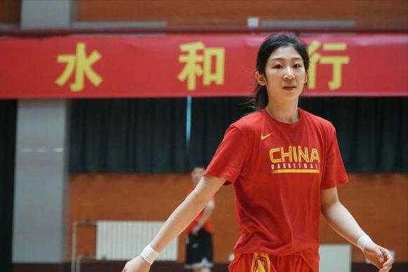 中国女篮的新人李一凡在亚洲杯的表现怎么样