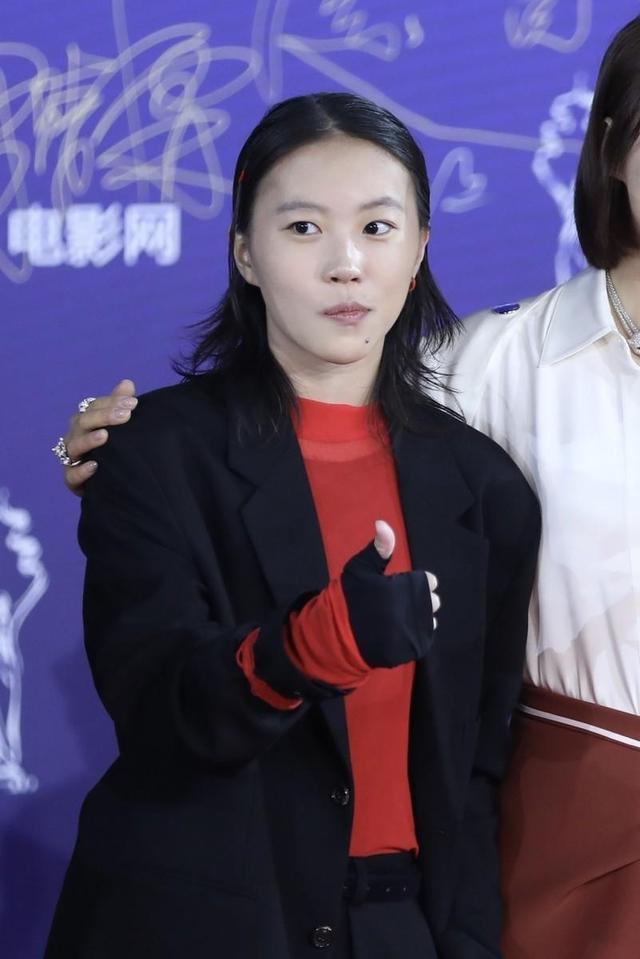 窦靖童厉害了！穿西装内搭红色上衣简约时髦，真不愧是王菲的女儿