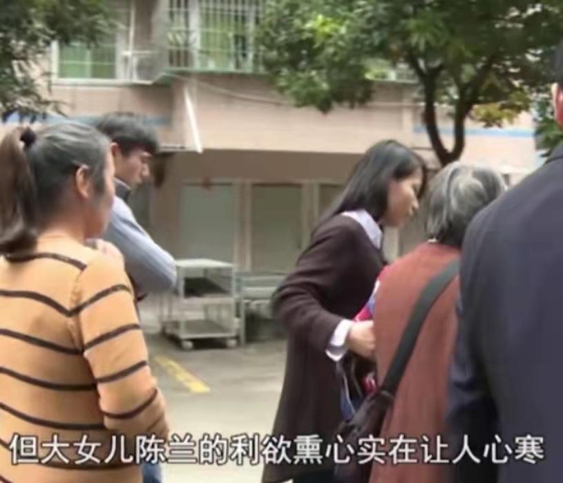 姐妹合伙开店赚600万被姐独吞，20年后她坐豪车，妹妹靠资助过活