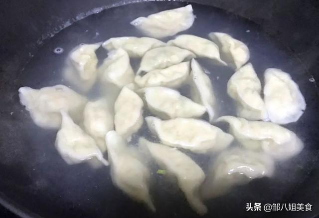 冻饺子怎么煮才好吃？掌握正确方法，饺子煮不破，口感像鲜饺