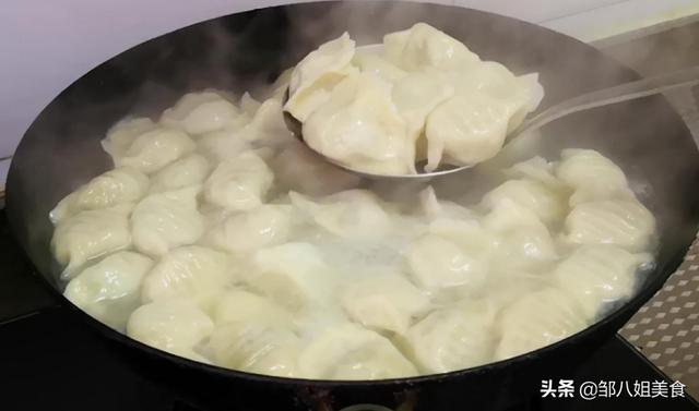 冻饺子怎么煮才好吃？掌握正确方法，饺子煮不破，口感像鲜饺