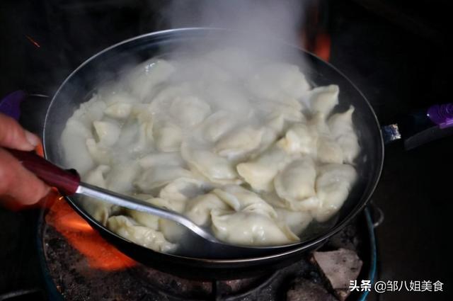 冻饺子怎么煮才好吃？掌握正确方法，饺子煮不破，口感像鲜饺