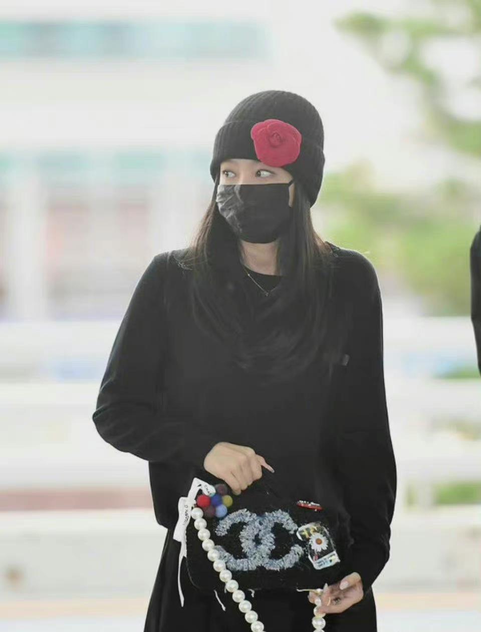 你可以一直相信Jennie的穿搭，机场私服安全又时尚，借鉴性很强