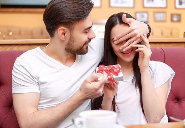 夫妻间相处，男人的心不在你身上，自然就不会有过多的主动