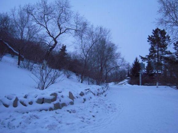 雪夜寻妻，妻在老宅里抱着一捆稻草脸露微笑