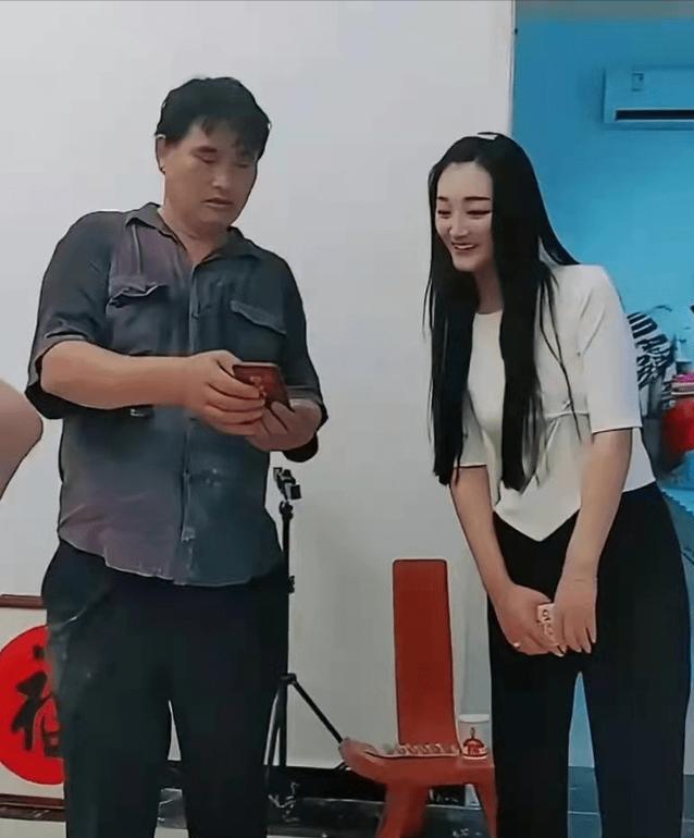 大衣哥儿子传婚变，儿媳直播称两人已暂时分开，澄清彩礼没有百万