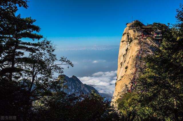 聊斋故事：妻子病逝，丈夫滚下山，看见蛇和女儿在一起