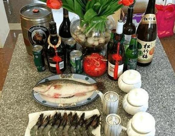 带你看看巩汉林的豪宅：平时吃饭要吃海鲜大餐，家门口挂着大灯笼