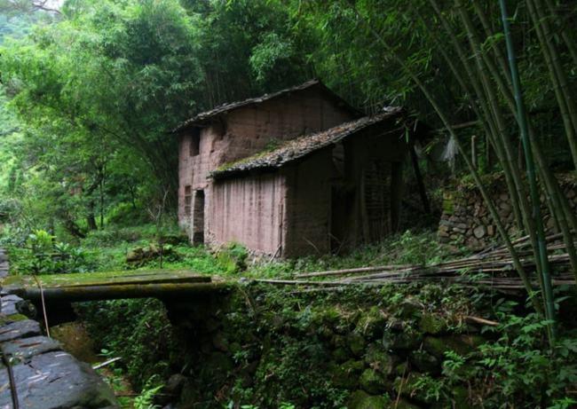 故事：懒汉追赶黑狗迷失山中，老头一指身旁柴屋：进去看看