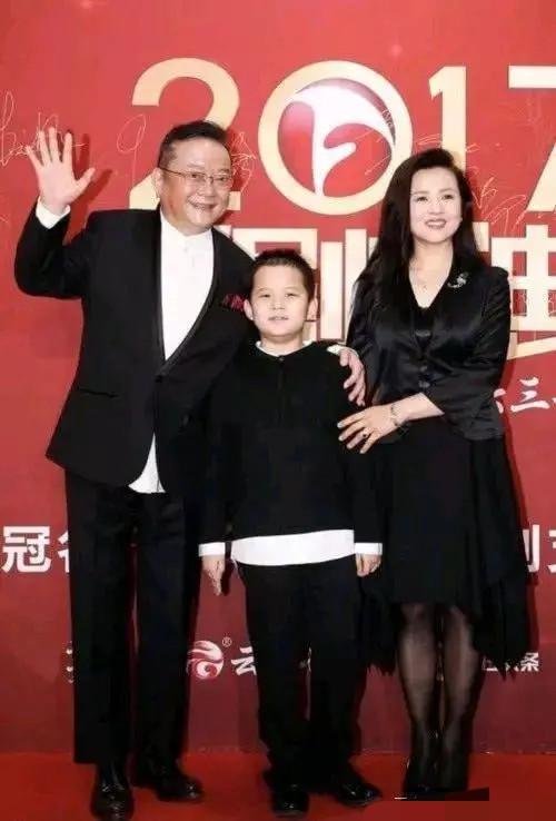 王刚一家惊喜亮相，小60岁的儿子好壮实，郑艳东依旧颜值在线