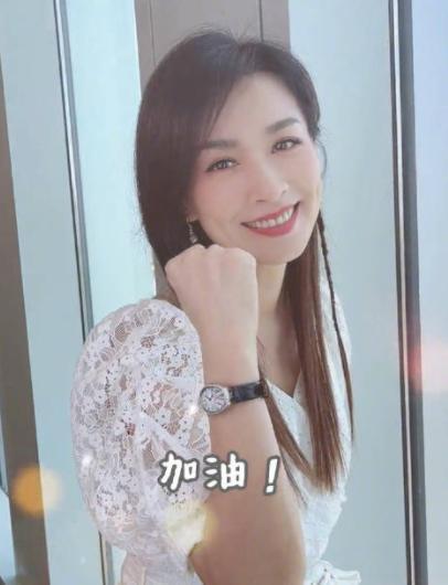 51岁的张庭晒好身材，和丈夫同框，被调侃像“父女”