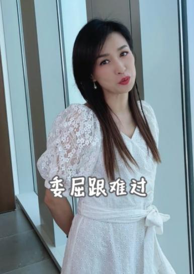 51岁的张庭晒好身材，和丈夫同框，被调侃像“父女”