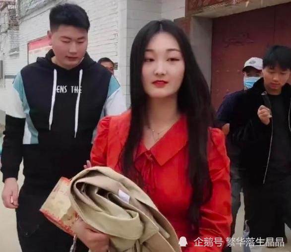 大衣哥儿子儿媳疑似婚变，朱小伟和新搭档直播，两人配合默契