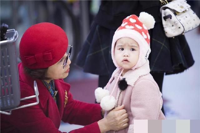 包贝尔女儿“饺子”现身机场，咧嘴卖萌搞怪，身高猛长变化大