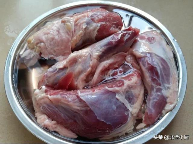 卤牛肉时，记住“1腌2泡”，牛肉不腥不柴，好吃还缩水小