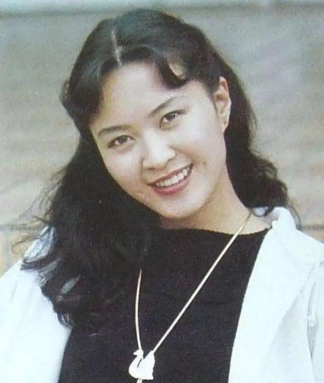 1986年老挂历上的那12位女明星，个个漂亮迷人，你最喜欢谁？