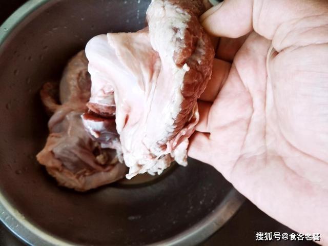 买猪肉时，别光挑肥拣瘦，选这“5个部位”，摊主都夸你是内行