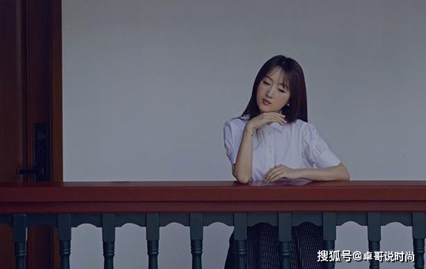 杨钰莹晒生活私照，丝毫看不出60后样貌，好身材堪比“人间尤物”