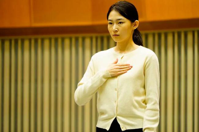 妻子出轨后去世，男导演与女司机重修爱情！日本导演新作闪耀戛纳