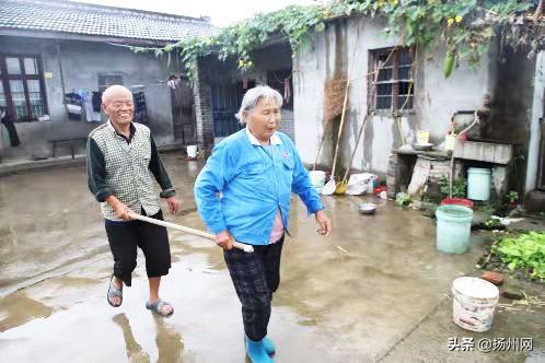 76岁高邮老太32年照料残疾父子不离不弃从不叫苦叫累