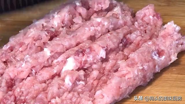 肉馅别包饺子了，试试这样卷一卷，层层都有肉，上桌就是硬菜