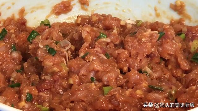 肉馅别包饺子了，试试这样卷一卷，层层都有肉，上桌就是硬菜