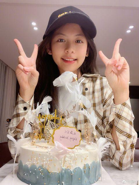 翁虹晒全家福为女儿庆14岁生日 小水晶青春活力神似爸爸