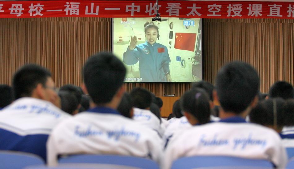 “妈妈去太空给你摘星星”，中国空间站将迎来首位女性航天员