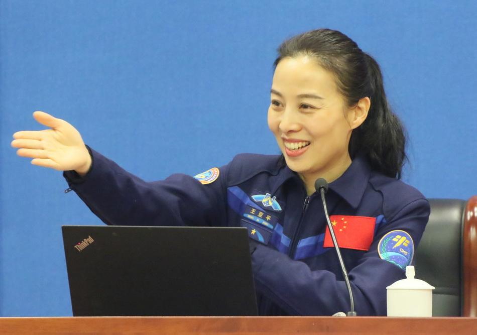 “妈妈去太空给你摘星星”，中国空间站将迎来首位女性航天员