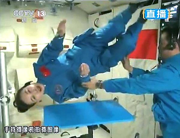 “妈妈去太空给你摘星星”，中国空间站将迎来首位女性航天员