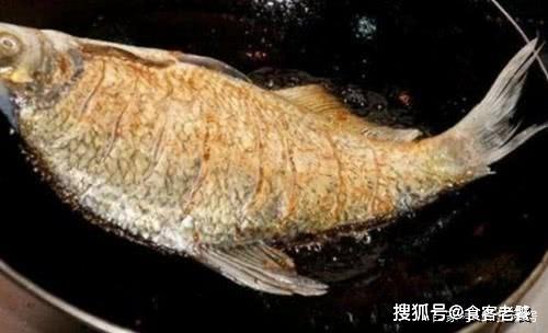 煎鱼时老是粘锅破？43年大厨：多这2步，不粘锅不破皮还没腥味