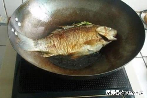 煎鱼时老是粘锅破？43年大厨：多这2步，不粘锅不破皮还没腥味